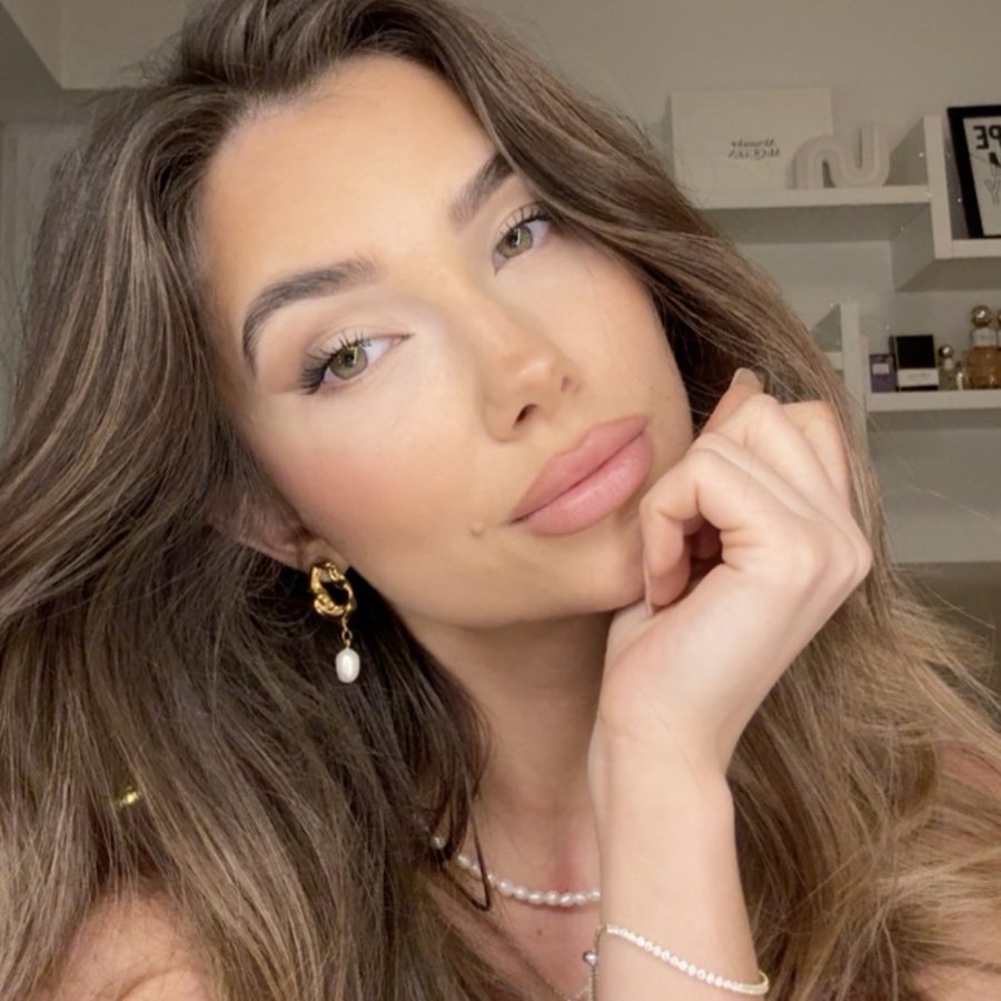 Karolína Michalčíková s perlovými šperky