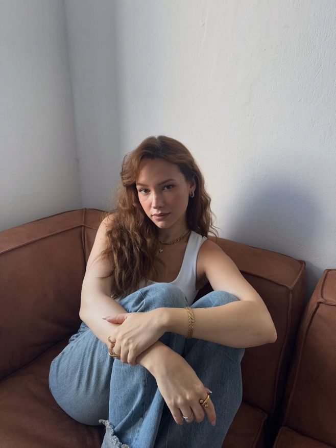 Sitting pretty wearing #francobene 🤭 ~i ten nejvíc basic outfit šperky pozvednou na next level. ✨