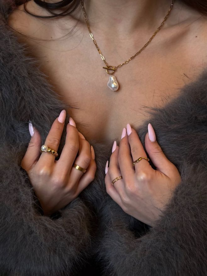 Pearls & gold ✨ ~ Kombinace pozlacených šperků a perliček je nadčasová – vždy chic, vždy in. ✨